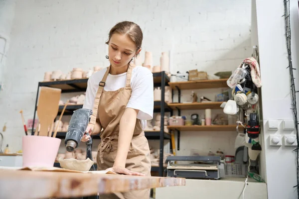 Femme Dans Atelier Poterie Utilise Sèche Linge Spécial Pour Sécher — Photo