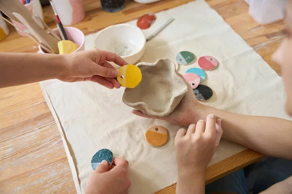 Τεχνίτες Στο Δημιουργικό Εργαστήριο Επιλέγουν Χρώματα Για Διακόσμηση Αγγείων Έχουν — Φωτογραφία Αρχείου