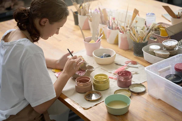 Student Sits Table Paints Plate Front Her Jars Paints Organizers — Stock Photo, Image