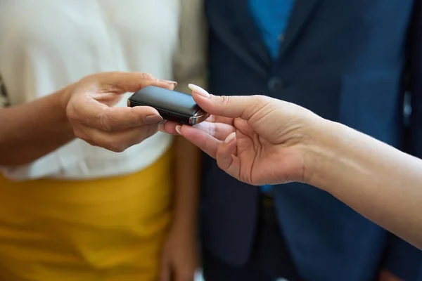 Prozess Der Übergabe Des Autoschlüssels Von Hand Hand Von Einer — Stockfoto