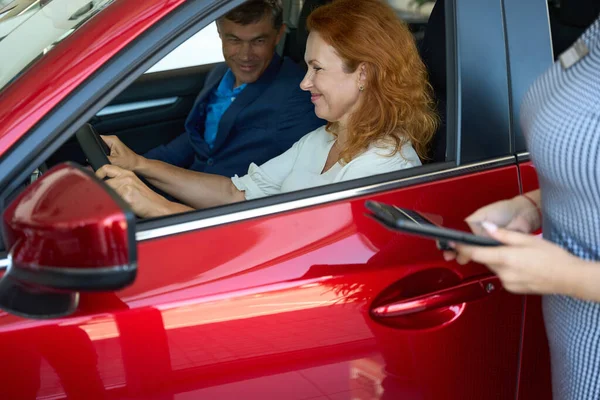 Szczęśliwa Para Testuje Wnętrze Samochodu Centrum Samochodowym Konsultant Tabletem Stoi — Zdjęcie stockowe