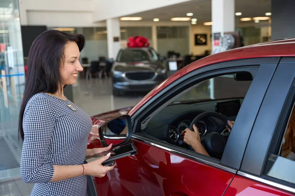 Pretty Consultant Office Dress Communicates Kindly Client Testing Interior Car — Stock Photo, Image