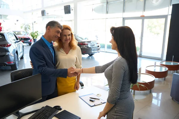 Manager Car Dealership Shakes Hands Satisfied Customer His Companion Standing — Stock Photo, Image