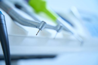 Diş kliniğinde tedavi ve diş kanallarının temizlenmesi için kanal sondajlarına yakın çekim. Öğütücü kaplamalar