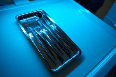 Diş aletleri sterilizasyon için metal bir kapta bulunur. Diş Kliniği