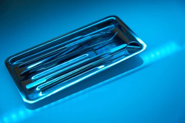 Diş muayenesi ve tedavisinde kullanılan diş aletleri. Modern diş sağlığı kliniği