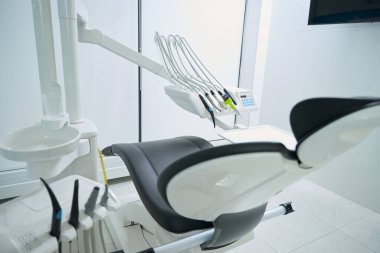 Diş sandalyesinin ve montajın fotoğrafı. Diş hekimliği. Diş temizleme ve tedavi için matkaplar