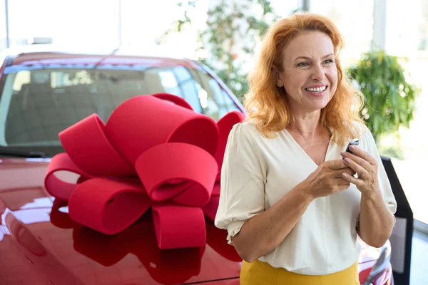 Beautiful Middle Aged Red Haired Woman Holds Key New Red — Stock Photo, Image