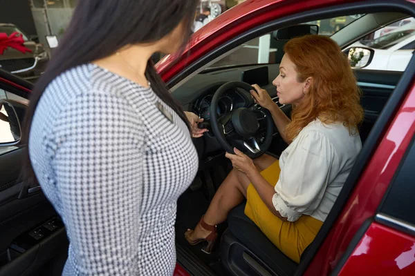 Woman Sits Drivers Seat Selected Car Receives Consultation Manager Solon — Stock Photo, Image