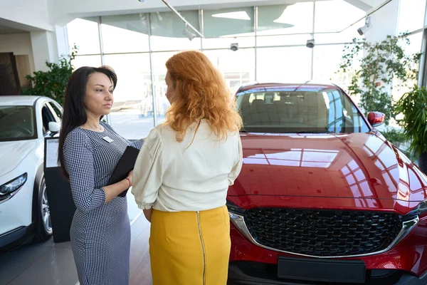 Gestionnaire Concessionnaire Automobile Attentif Avec Une Tablette Dans Ses Mains — Photo