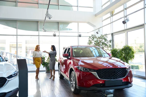 Gerente Concesionarios Coches Con Una Tableta Sus Manos Asesora Cliente — Foto de Stock