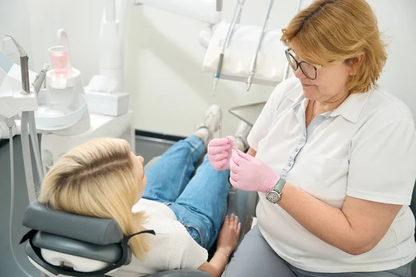 Patiente Assise Sur Une Chaise Devant Médecin Dentiste — Photo