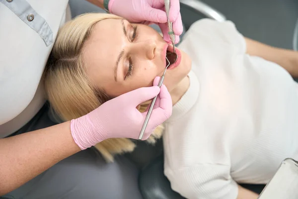 Pacjentka Siedząca Otwartymi Ustami Podczas Badania Przez Lekarza — Zdjęcie stockowe