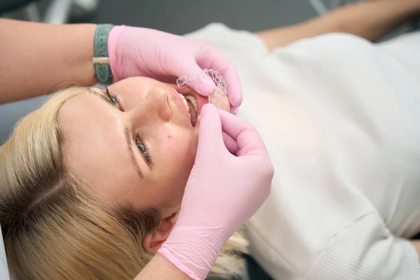 Patiënt Zit Tandartsstoel Met Haar Mond Open Bij Receptie — Stockfoto