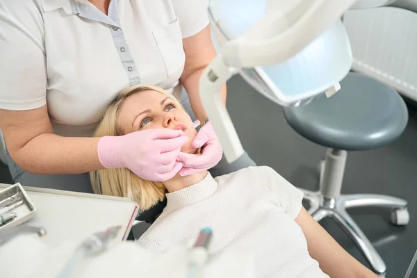 Dame Dentiste Gants Caoutchouc Met Aligneurs Sur Les Dents Des — Photo