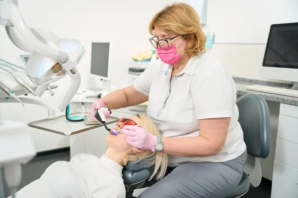 Femme Médecin Met Remplissage Patiente Assise Dans Cabinet Dentaire — Photo