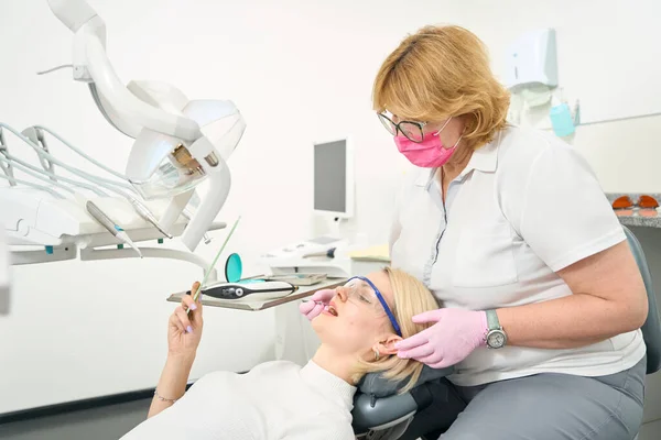 Patient Regarde Dans Miroir Pendant Que Dentiste Attend Assis Sur — Photo