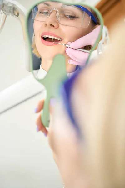 Kobieta Pacjent Patrząc Podczas Siedzenia Krześle Dentysty — Zdjęcie stockowe
