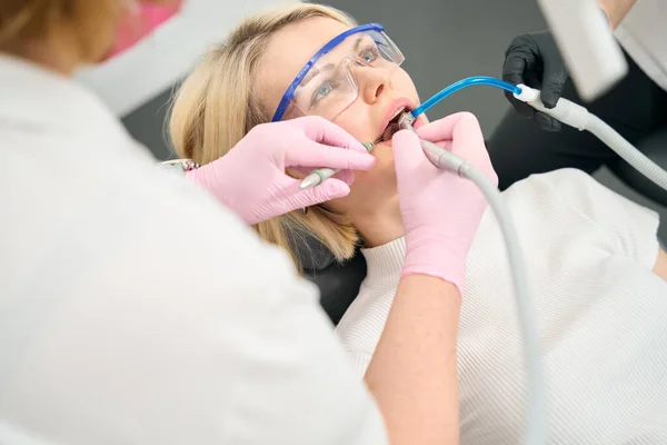 Καυκάσια Γυναίκα Γιατρός Αντιμετωπίζει Οδοντιατρικά Κανάλια Γυναίκα Ασθενή Στο Γραφείο — Φωτογραφία Αρχείου