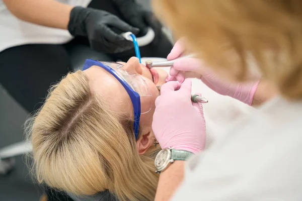 Dentystka Jej Asystentka Leczą Kanałami Korzeniowymi Pacjentkę Rasy Białej — Zdjęcie stockowe