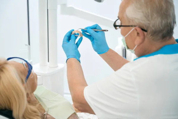 Powrót Widok Portret Dentysty Niebieskich Rękawiczkach Dyskutuje Klientką Gabinecie Medycznym — Zdjęcie stockowe