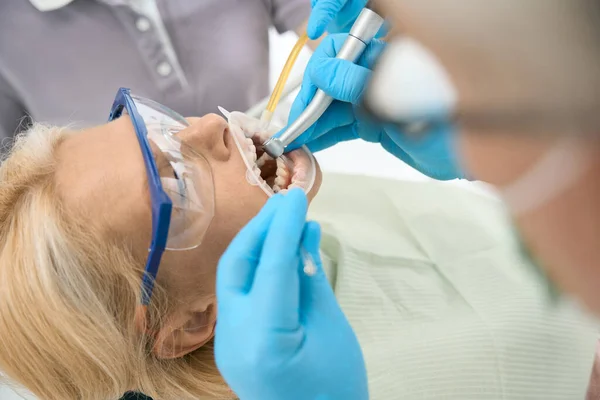 Widok Boku Portret Kobiety Leży Krześle Dentystycznym Podczas Leczenia Antypróchnicy — Zdjęcie stockowe