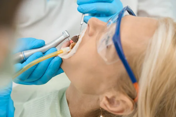 Close Zijaanzicht Portret Van Elegante Vrouw Het Krijgen Van Professionele — Stockfoto