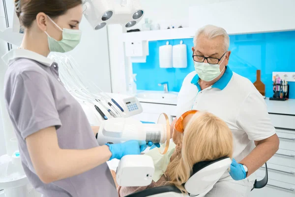 Ritratto Vita Ortodontista Seriamente Sta Lavorando Con Paziente Femminile Mentre — Foto Stock