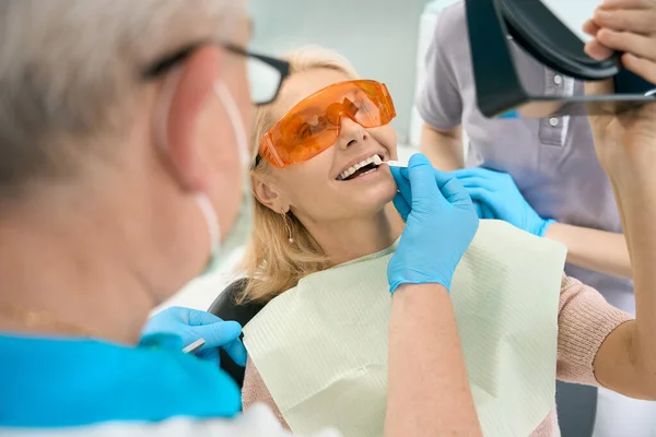 Vooraanzicht Portret Van Charmante Blanke Vrouw Beschermende Bril Tijdens Het — Stockfoto