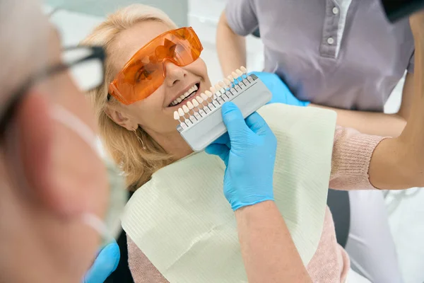 Портрет Невизнаного Стоматолога Готує Зуби Набором Імплантатів Різними Відтінками Тону — стокове фото