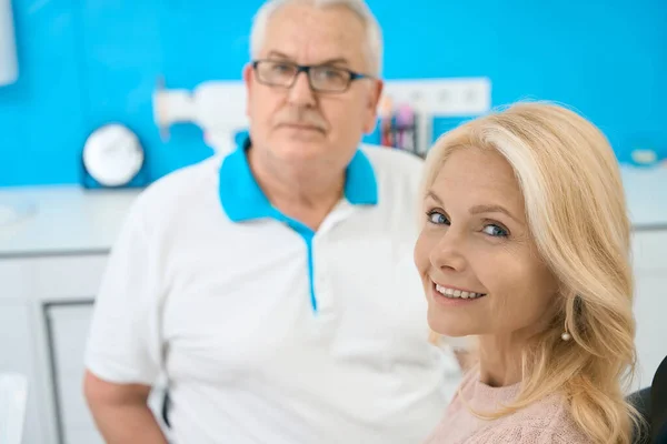 Close Zijaanzicht Portret Van Blanke Vrouw Met Schattige Witte Glimlach — Stockfoto