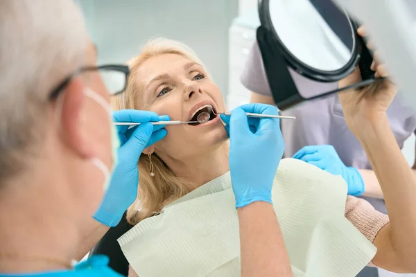 Widok Przodu Portret Eleganckiej Białej Kobiety Podczas Leczenia Zębów Centrum — Zdjęcie stockowe