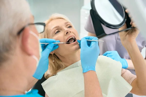 Vue Face Portrait Femme Blanche Élégante Pendant Traitement Des Dents — Photo