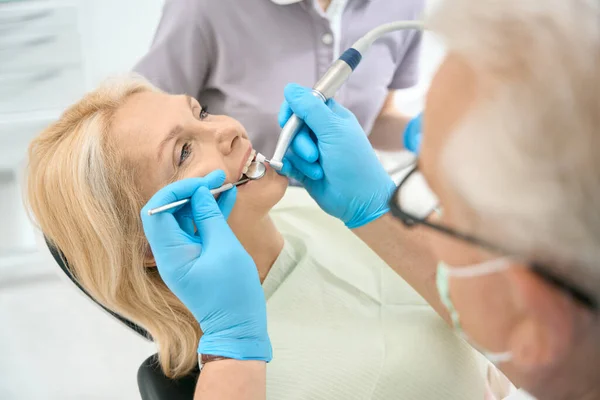 Primer Plano Retrato Vista Lateral Hermosa Mujer Elegante Silla Medicina — Foto de Stock