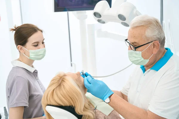 Retrato Vista Lateral Cintura Hacia Arriba Del Dentista Guapo Está — Foto de Stock