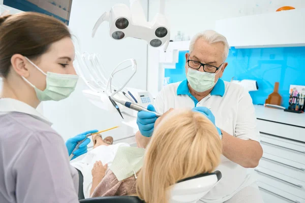 Περιμένετε Μέχρι Πορτρέτο Του Σοβαρά Οδοντίατρος Τρυπάνι Στο Χέρι Βοηθά — Φωτογραφία Αρχείου