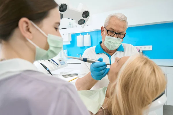 Zbliżenie Portretu Przystojnego Kaukaskiego Dentysty Pomaga Zmniejszyć Ból Dziąseł Pacjentek — Zdjęcie stockowe