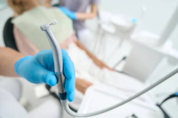 Retrato Cerca Instrumento Estéril Profesional Manos Del Médico Aislado Fondo — Foto de Stock