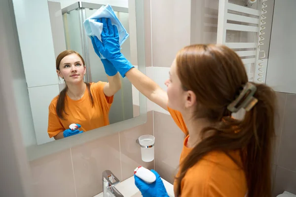Mujer Joven Con Guantes Uniforme Pie Baño Limpia Espejo Con —  Fotos de Stock