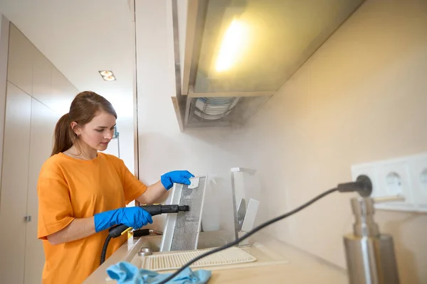 Jonge Vrouw Beschermende Handschoenen Met Metalen Rooster Van Bereik Kap — Stockfoto