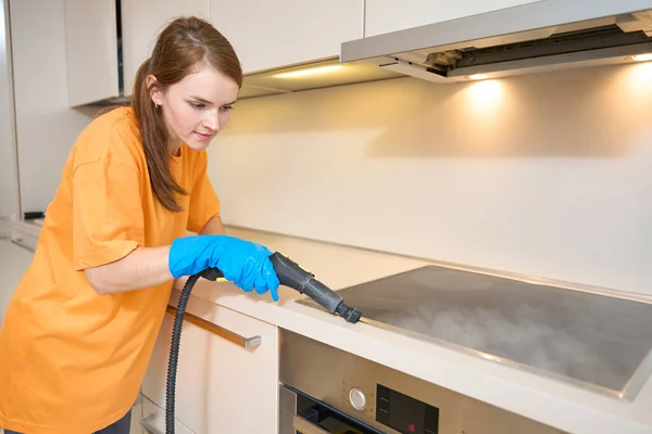 Lady Uniform Staan Buurt Van Tafel Keuken Schoonmaken Inductie Fornuis — Stockfoto