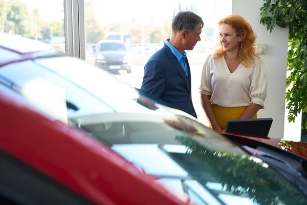Adult Couple Car Showroom Choosing New Auto Buy — Stock Photo, Image