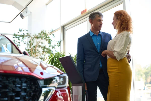 Couple Checking New Luxury Car Dealership Autoshow Machine Salon Auto — Stock Photo, Image