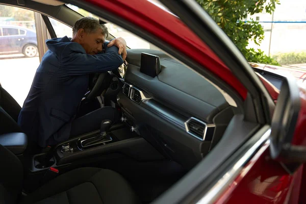 Hombre Examinando Auto Rojo Nuevo Autosalón Decisión Compra — Foto de Stock