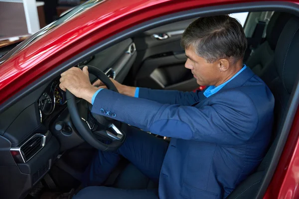 Чоловік Робить Огляд Автомобіля Перед Покупкою Нової Машини Салоні — стокове фото