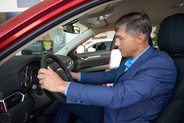 Mężczyzna Robi Jazdę Próbną Samochodem Autosalonie Para Kupujących Auto — Zdjęcie stockowe