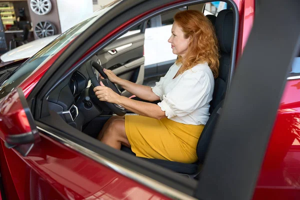 Yeni Kırmızı Arabada Oturan Bir Kadın Satın Alma Kararı — Stok fotoğraf