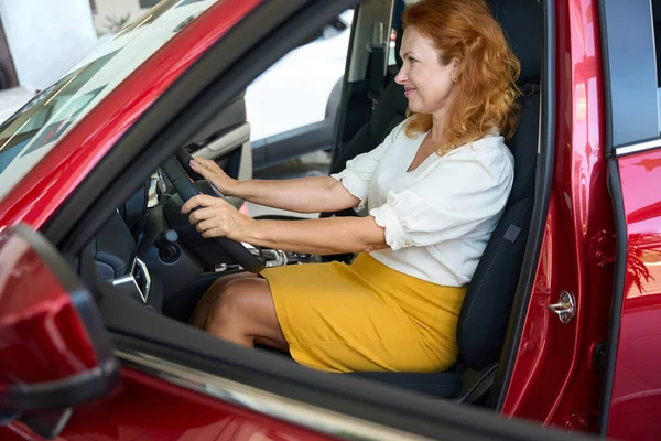 Female Person Planning Purchase Car Transportation Decision — Stock Photo, Image