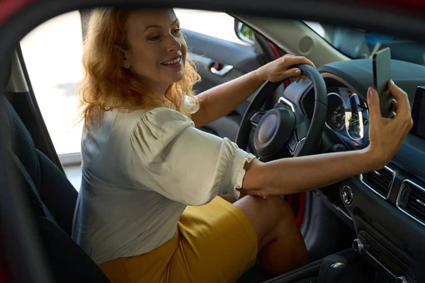 Happy Woman Holding Steering Wheel Phone Transport Decision — Stock Photo, Image