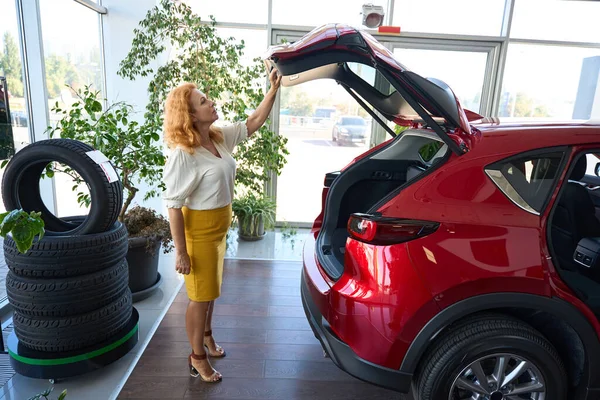 Donna Adulta Che Controlla Bagagliaio Della Macchina Nuova Trasporti Decisione — Foto Stock